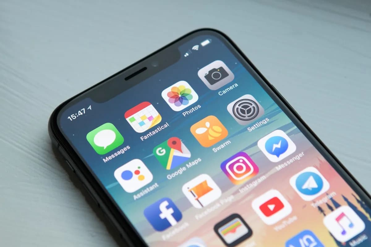 Smartphone con la app de Google Maps para encontrar negocios locales