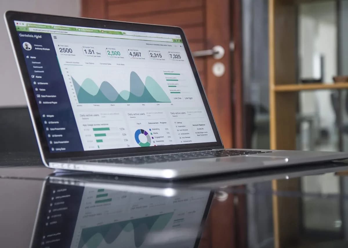 Panel de analítica web con métricas de tráfico y posicionamiento en Google